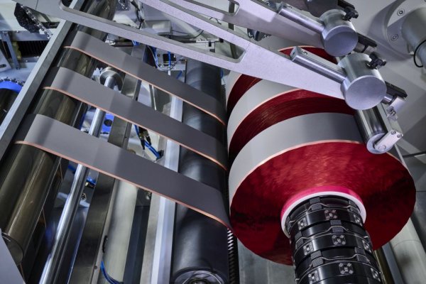 Приблизително половината емисии при производството на EV се отделят при правенето на клетките. Следващите места по парниково замърсяване се падат на алуминиевите компоненти в автомобила, след това идва стоманата, после - термопластмасите. При iX3 германците твърдят, че са намалили емисиите още при доставчиците с 35% (от 20.6 до 13.4 тона). Батерията от ново, шесто поколение използва 50% рециклиран кобалт, литий и никел. Емисиите за един ватчас капацитет са понижени с 42% в сравнение с батериите от пето поколение, които BMW използва в момента. 
